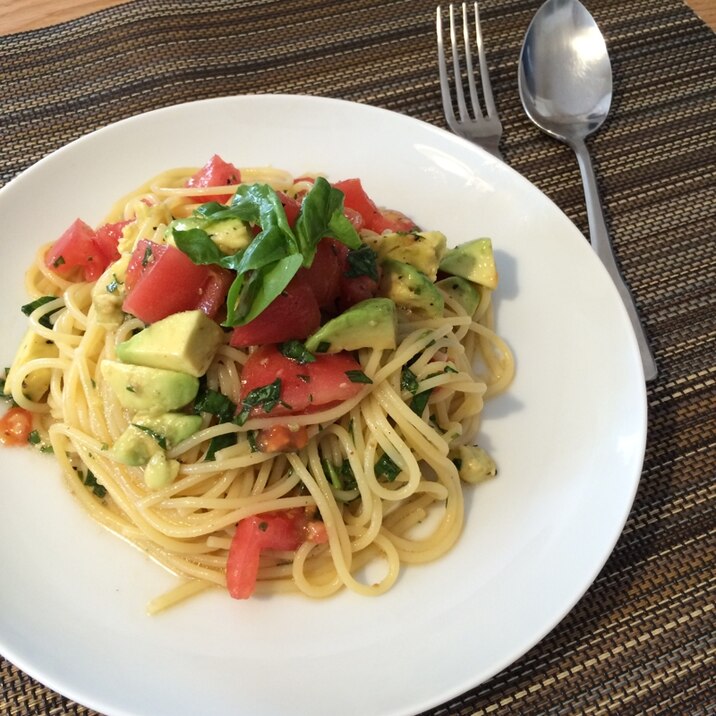 玉ねぎドレッシングで冷製トマトパスタ